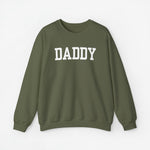 Legergroene sweatshirt met ronde hals en grote opdruk “DADDY” op de borst.