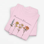 Lichtroze T-shirt met bloemenprint en cursieve tekst Mama’s Bloemen