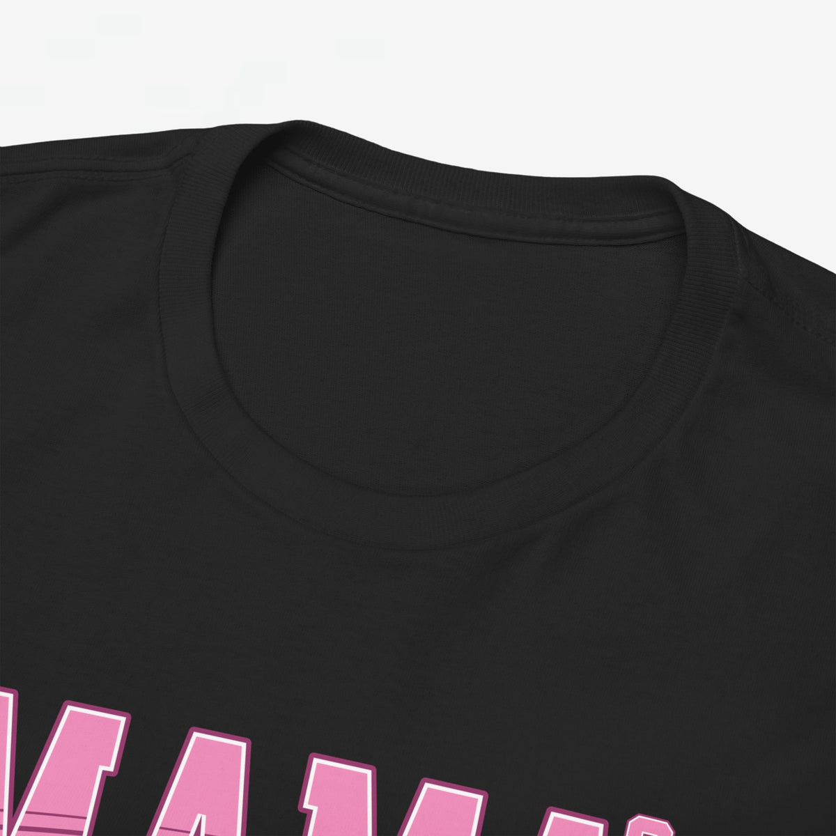 Zwart T-shirt met ronde hals en roze 'MAMA³' print met drie figuurtjes
