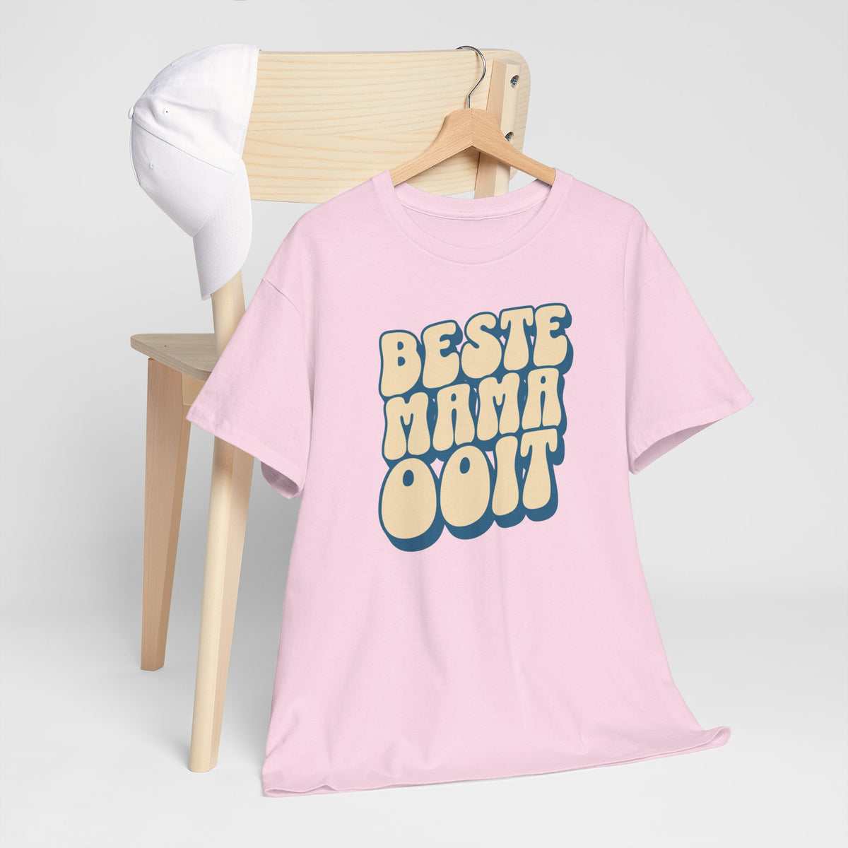 Roze T-shirt op hanger met borstprint “BESTE MAMA OOIT”