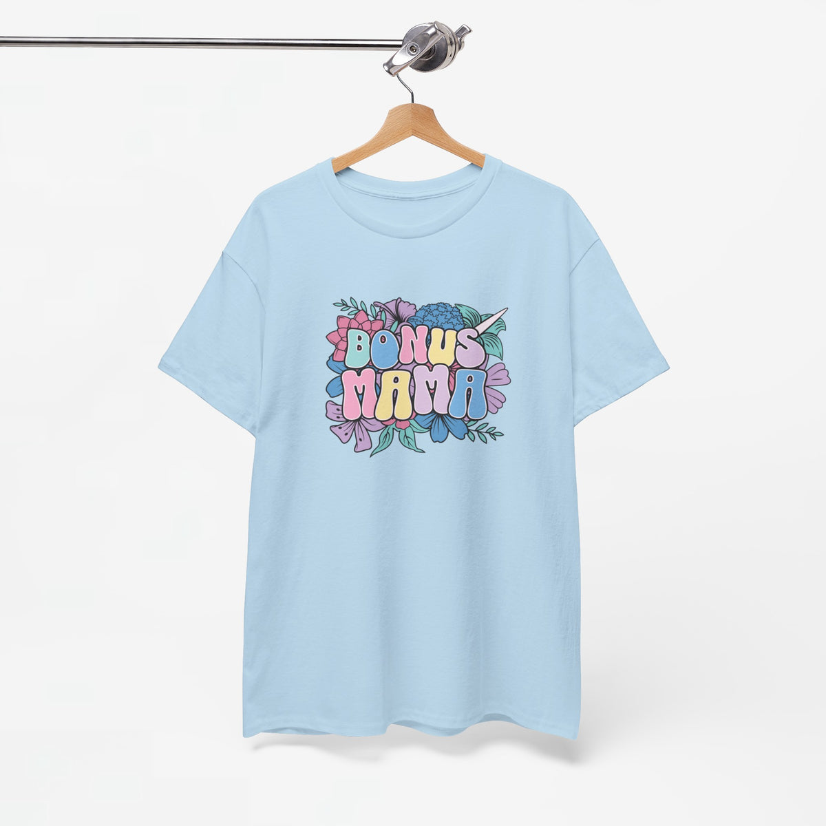Lichtblauw T-shirt op houten hanger met “Bonus Mama” bloemenprint.