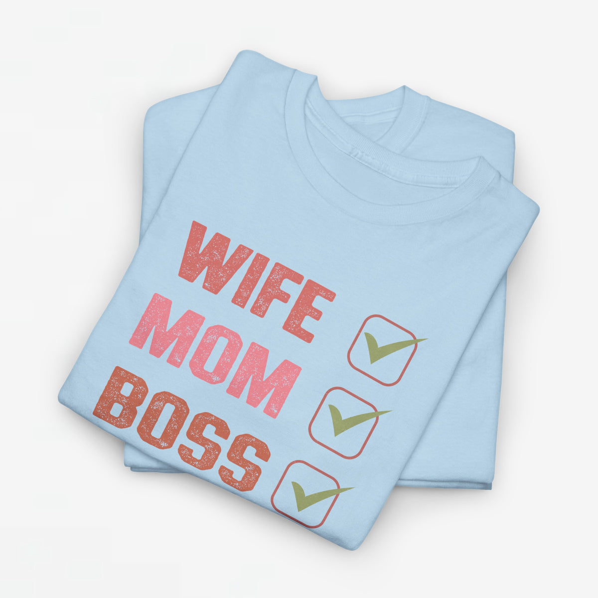 Lichtblauw oversized T-shirt met 'WIFE MOM BOSS' tekst en drie groene vinkjes