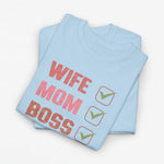 Lichtblauw oversized T-shirt met 'WIFE MOM BOSS' tekst en drie groene vinkjes