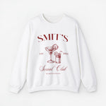 Witte sweater met ronde hals en rode opdruk met mokken en tekst "Social Club"