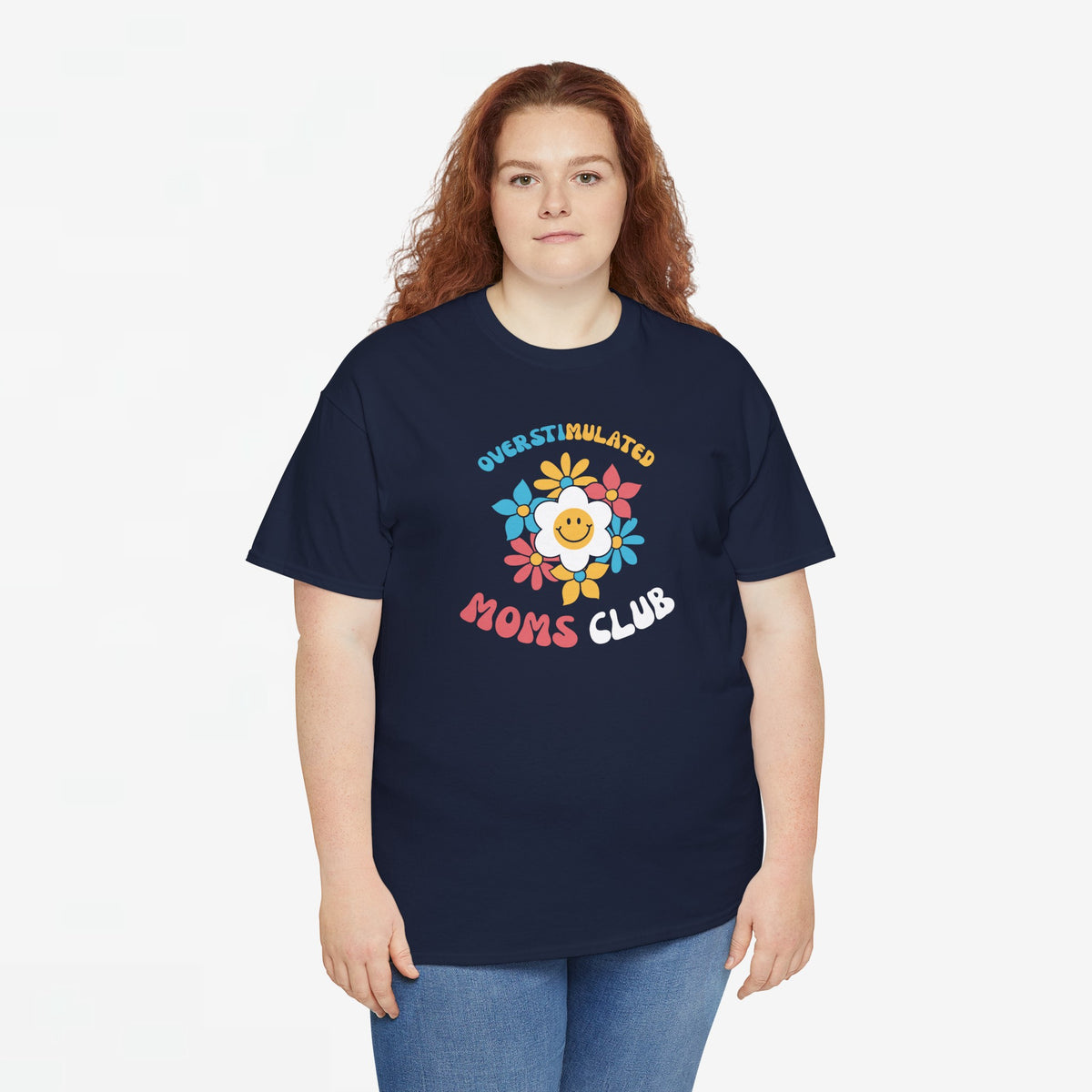 Marineblauwe oversized t-shirt met borstprint “Overstimulated Moms Club” en bloemenleeuw-logo