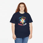 Marineblauwe oversized t-shirt met borstprint “Overstimulated Moms Club” en bloemenleeuw-logo