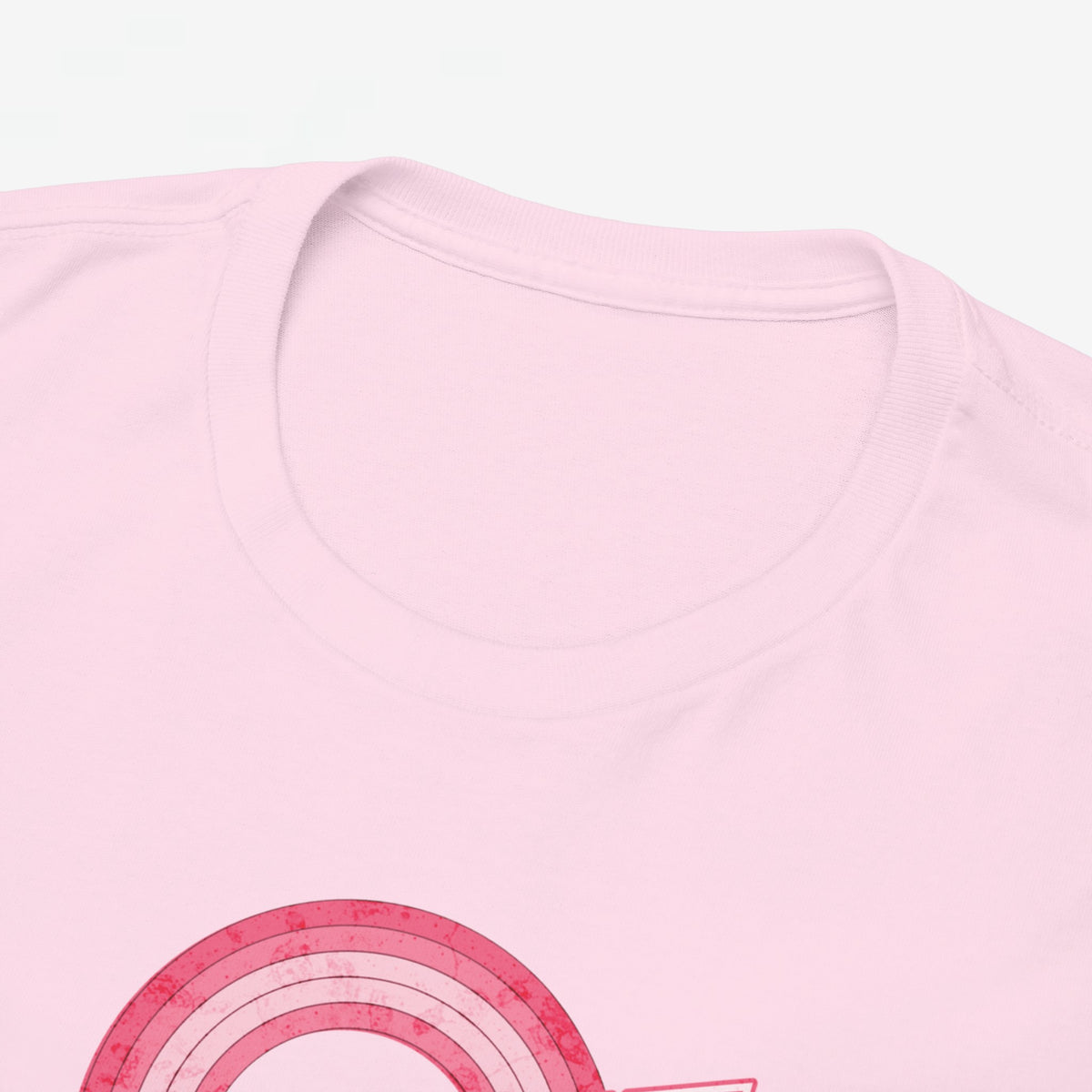 Roze t-shirt met ronde hals en bovenkant van opdruk “BESTE MAMA” zichtbaar
