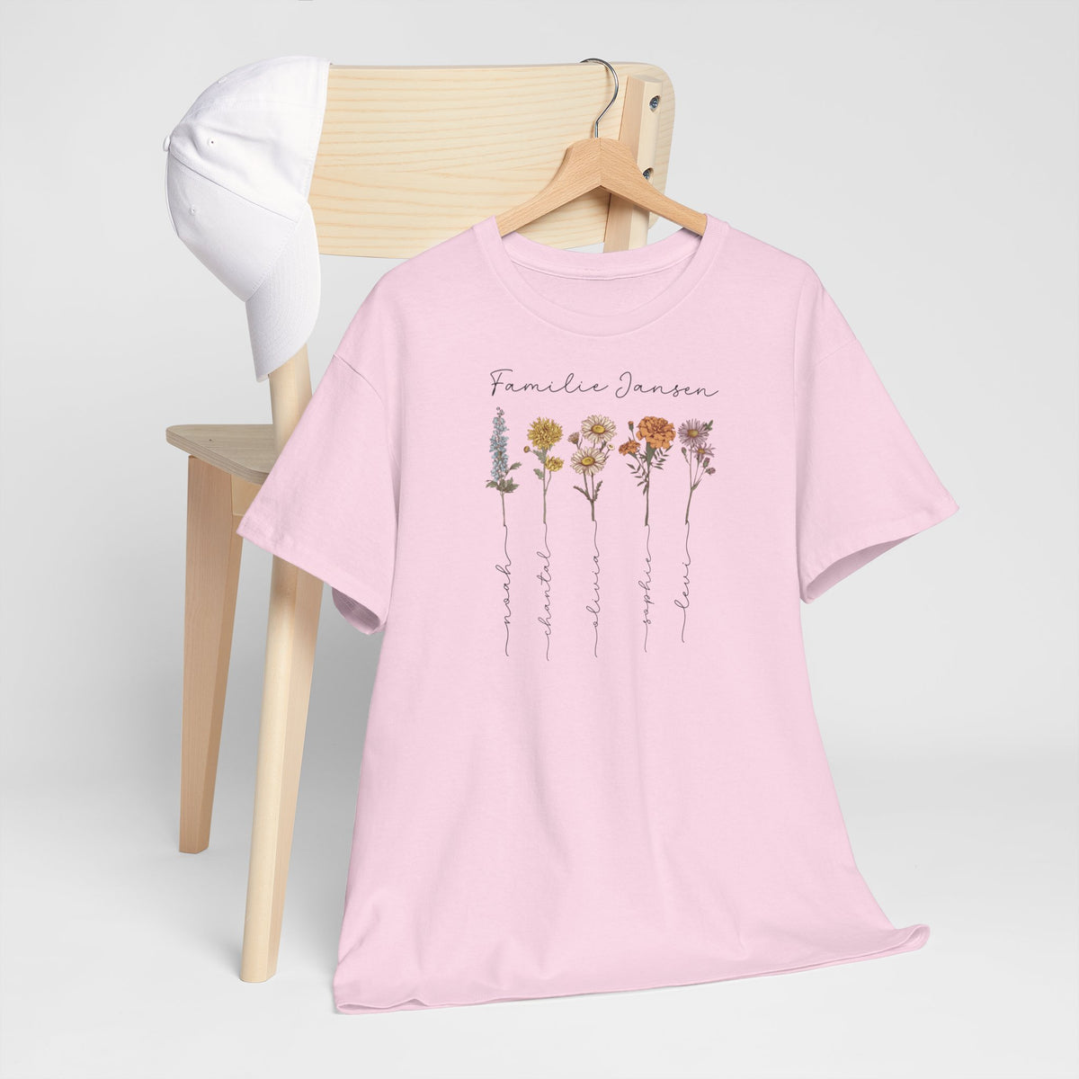 Roze T-shirt met bloemillustratie en gepersonaliseerde tekst op de borst