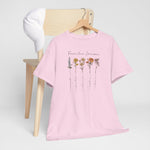Roze T-shirt met bloemillustratie en gepersonaliseerde tekst op de borst