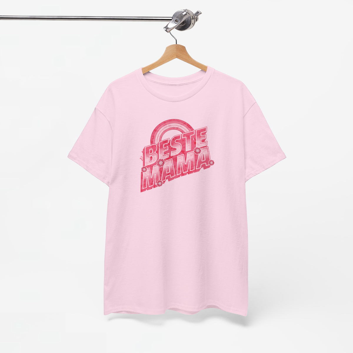 Roze t-shirt aan hanger met opdruk “BESTE MAMA” en regenboogcirkel op borst