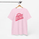 Roze t-shirt aan hanger met opdruk “BESTE MAMA” en regenboogcirkel op borst