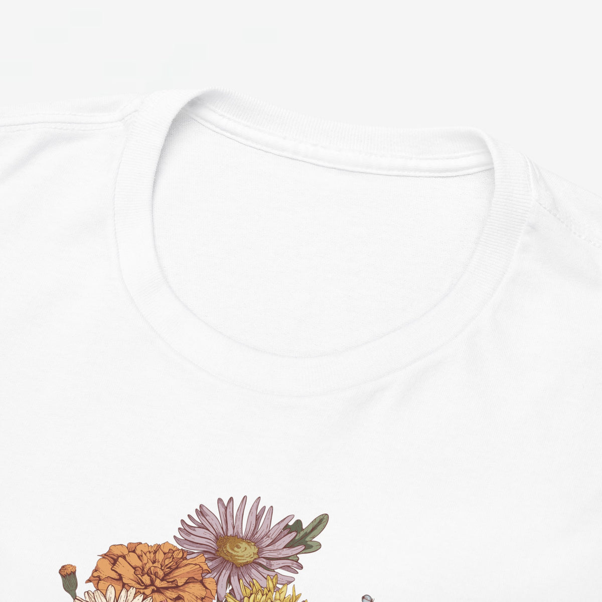 Wit T-shirt close-up: ronde hals en bovenkant bloemenprint