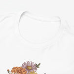Wit T-shirt close-up: ronde hals en bovenkant bloemenprint