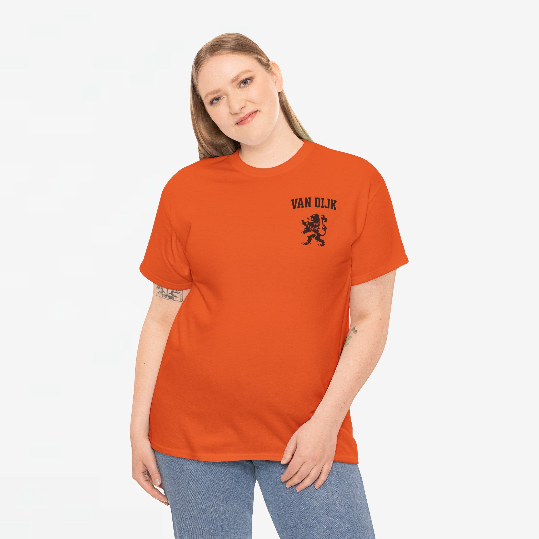 Oranje T-shirt voor EK, WK en Koningsdag - Personaliseer met Naam & Rugnummer - LEEUW + Naam (zwarte tekst)