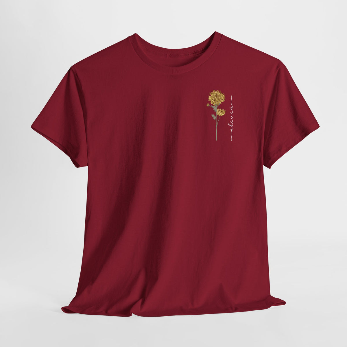 Rode T-shirt met ronde hals en kleine goudkleurige bloemprint op de borst.