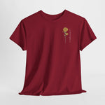 Rode T-shirt met ronde hals en kleine goudkleurige bloemprint op de borst.