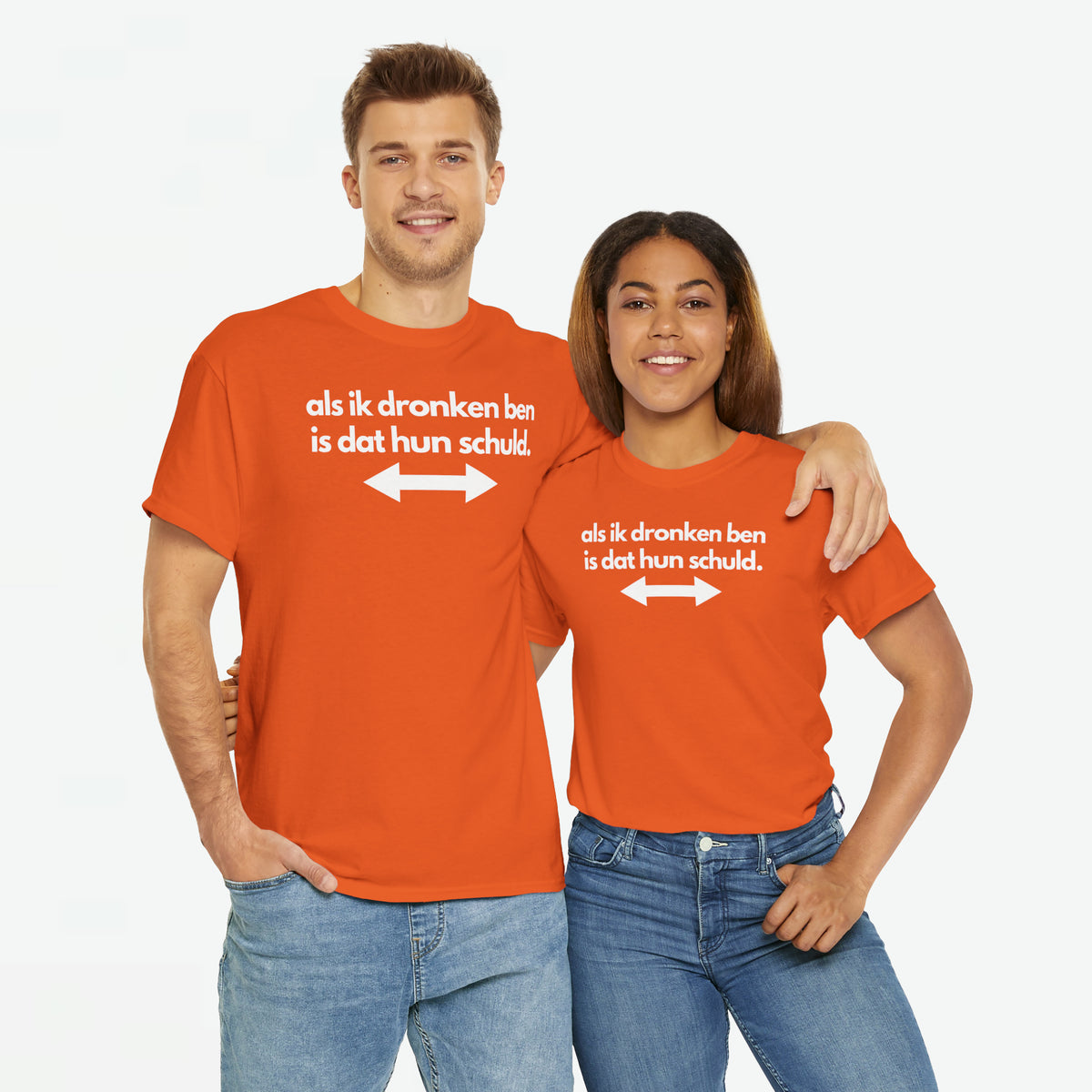 Oranje T-shirt met witte tekstprint en pijlen, gedragen door twee modellen