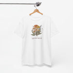 Wit T-shirt aan een houten hanger met bloemenboeketprint op de borst.