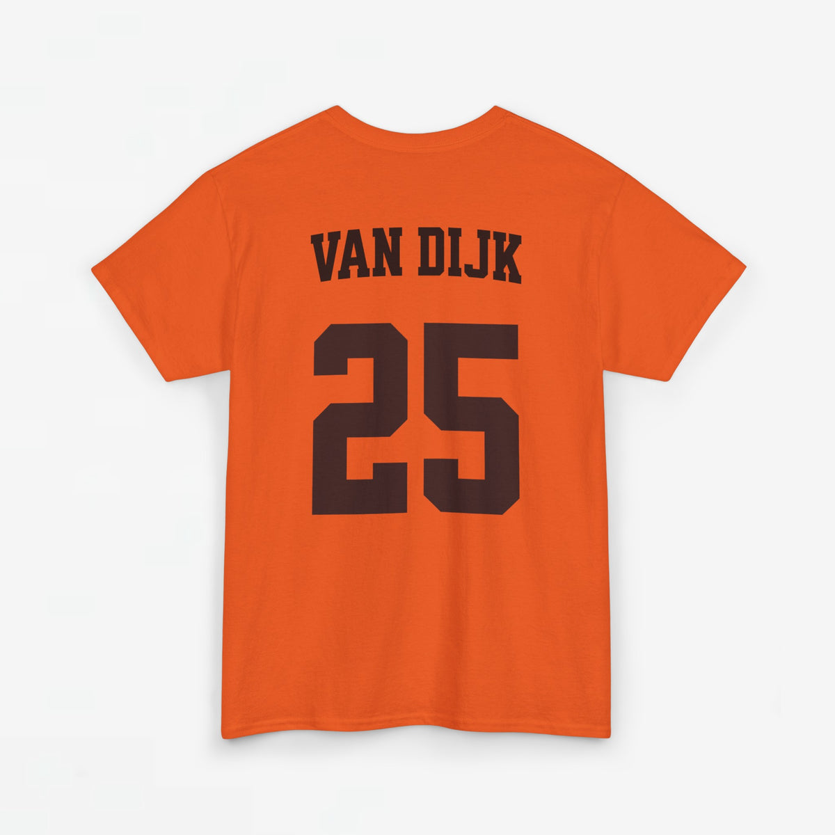 Oranje T-shirt met grote rugprint “VAN DIJK” en nummer 25