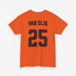 Oranje T-shirt met grote rugprint “VAN DIJK” en nummer 25