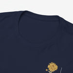 T-shirt navy close-up halslijn met kleine goudgele bloemprint onderaan