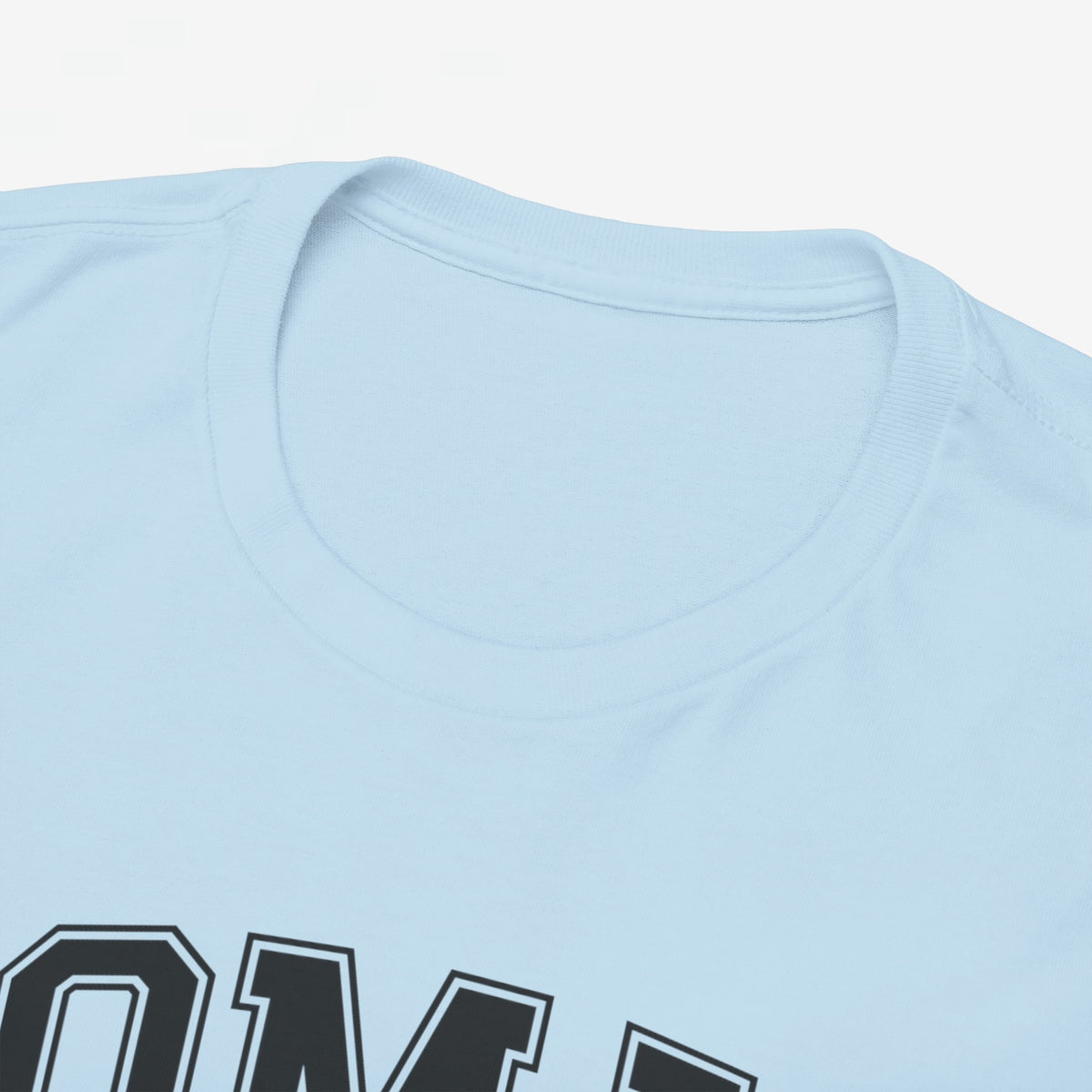 Lichtblauw T-shirt met ronde hals en close-up van “OMA” opdruk.