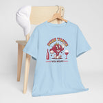 Lichtblauw T-shirt aan houten hanger met rode wijnkrabprint op de borst