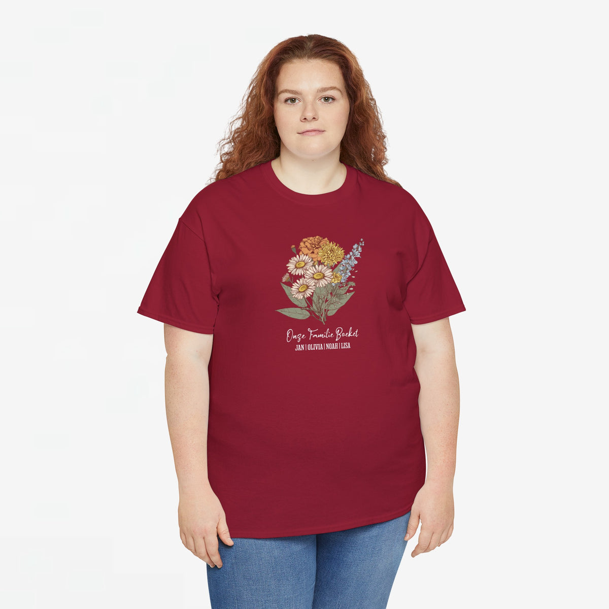 Bordeauxrood T-shirt met bloemenboeketprint en witte tekst op de borst, losvallend.