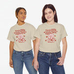 Twee oversized T-shirts: sandkleur en lichtroze, beide met rode Moederdag-tekst en print