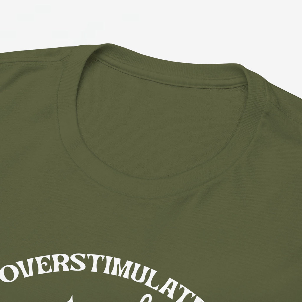 Militairgroen T-shirt detail van ronde hals, met deel van witte opdruk