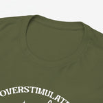 Militairgroen T-shirt detail van ronde hals, met deel van witte opdruk