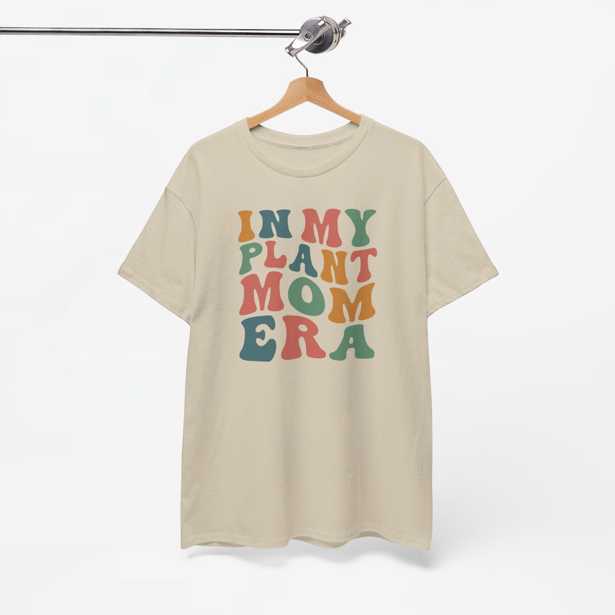 Beige T-shirt met ronde hals en kleurrijke plant-mom print, op houten hanger