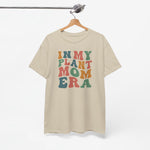 Beige T-shirt met ronde hals en kleurrijke plant-mom print, op houten hanger