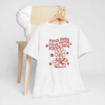 Wit T-shirt met rode tekst en figuurprint naast stoel, op een houten standaard