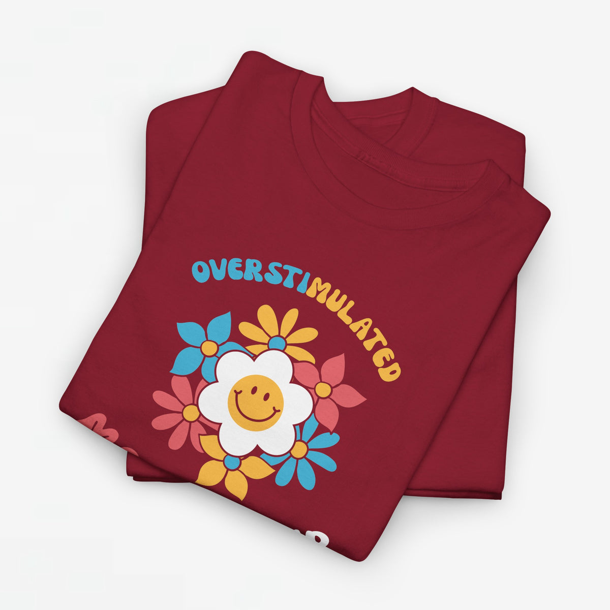 Bordeauxrode t-shirt met borstprint “Overstimulated Moms Club” en bloemenleeuwmotief, detail opgevouwen