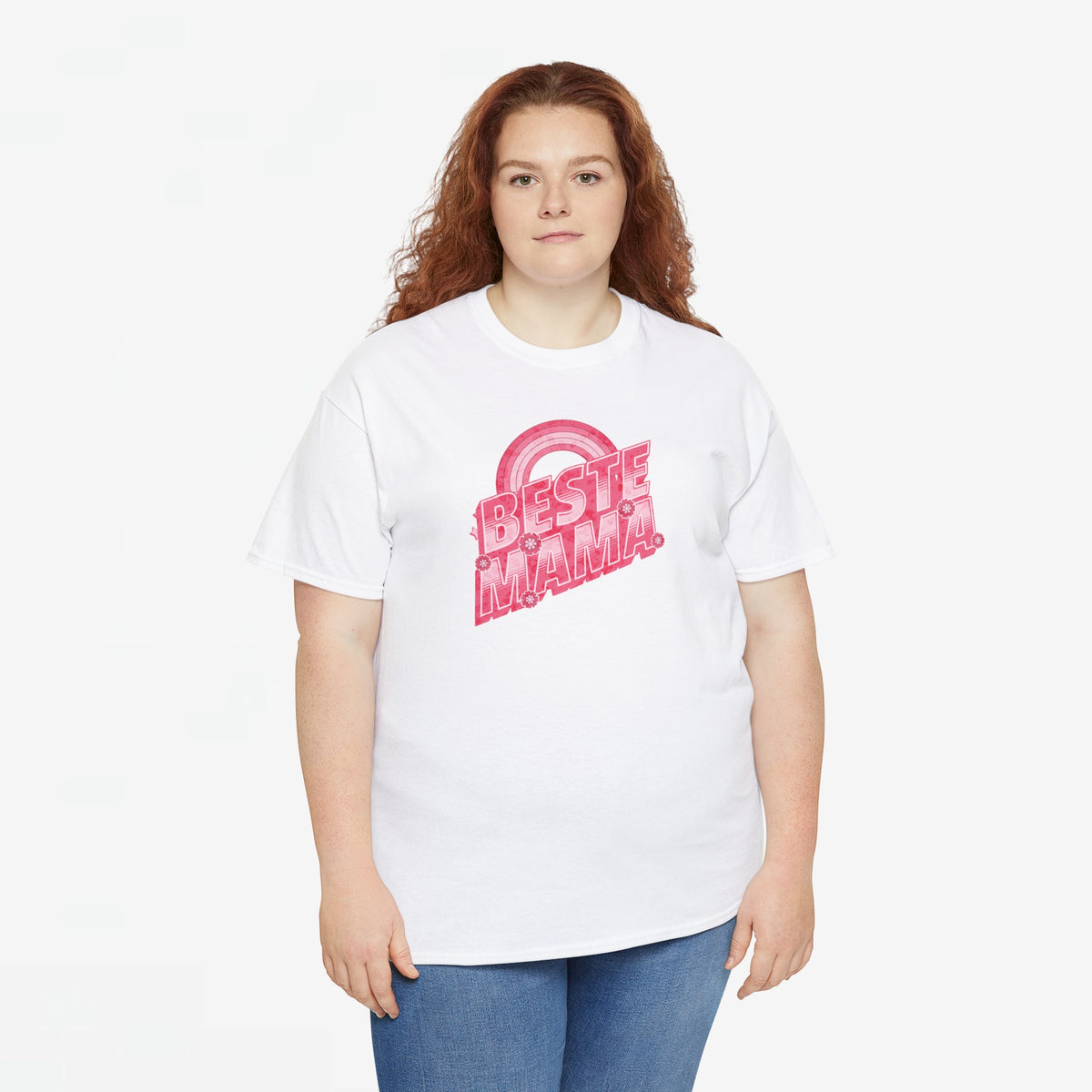 Wit oversized T-shirt voor mama met roze “BESTE MAMA” opdruk, gedragen