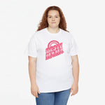 Wit oversized T-shirt voor mama met roze “BESTE MAMA” opdruk, gedragen
