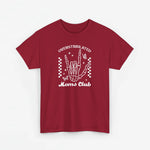 Rood T-shirt met ronde hals en witte handprint-graphic met tekst op de borst.