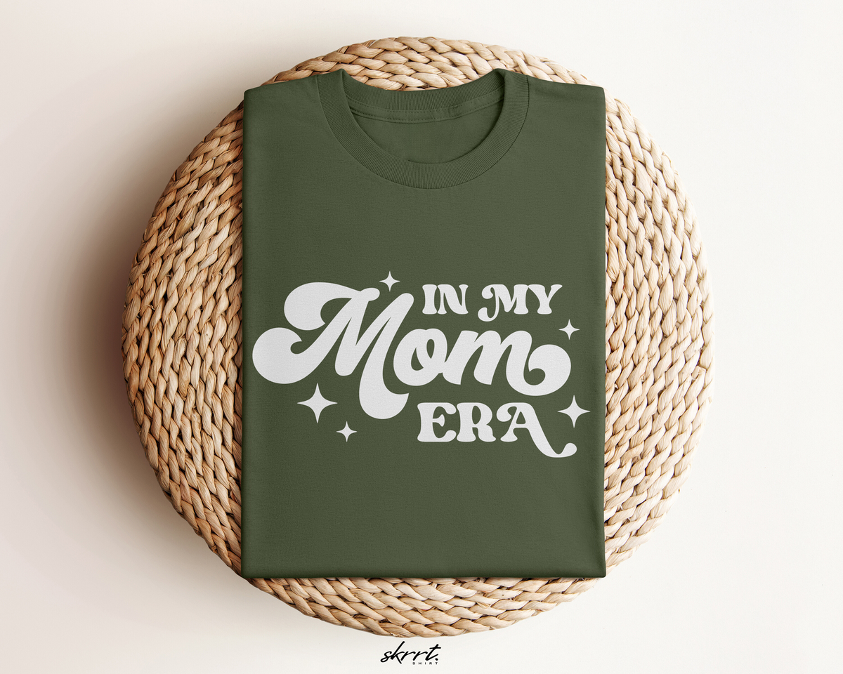 Olijfgroene T-shirt met ronde hals en groene 'In My Mom Era'-opdruk met sterren