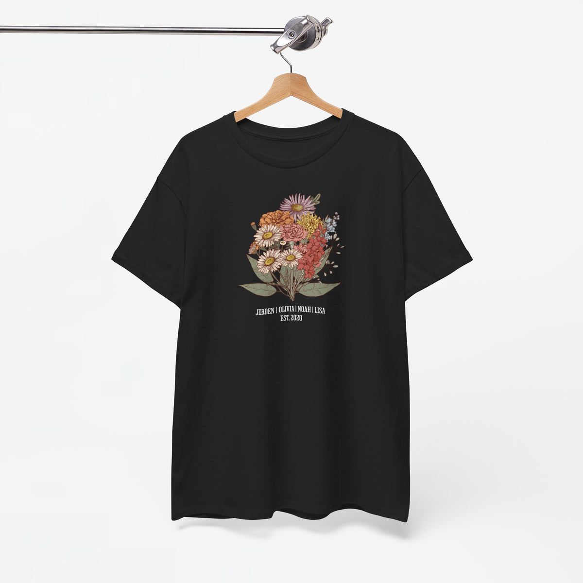Zwarte t-shirt op kleerhanger met bloemenboeket-print op de borst en tekst eronder.