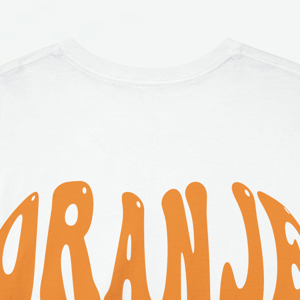 Oversized Koningsdag T-shirt voor dames, witte stof met close-up oranje borstletters "ORANJE".