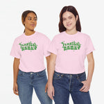Roze T-shirt met ronde hals en groene PLANTEN MAMMA print, gedragen door twee modellen