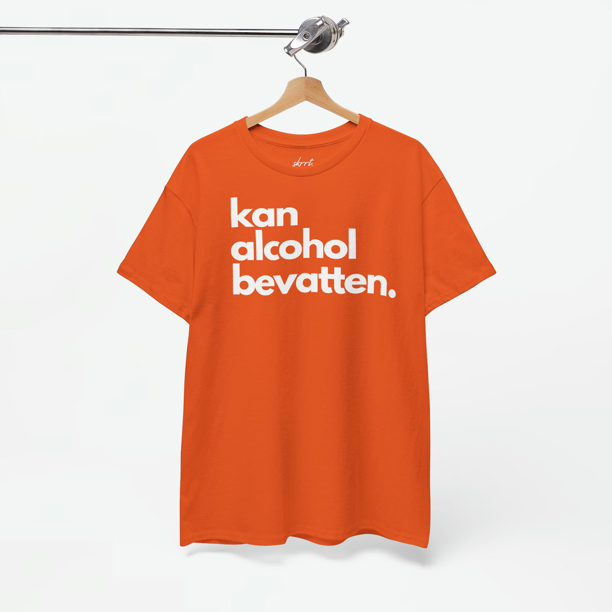 Oranje oversized T-shirt aan hanger met witte frontprint 'kan alcohol bevatten.'