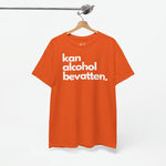Oranje oversized T-shirt aan hanger met witte frontprint 'kan alcohol bevatten.'