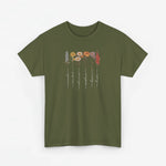 T-shirt olijfgroen met bloemenprint en sierlijke namen in wit en gekleurde accenten