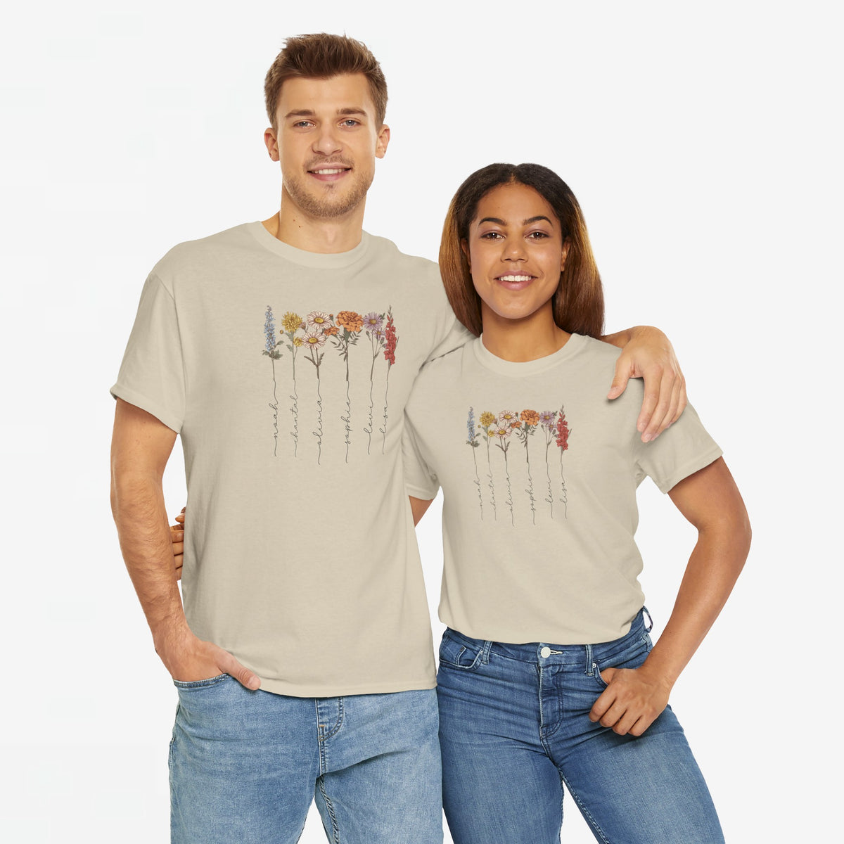 Mamashirts met beige T-shirt en bloemenprint met verticale namen, door twee gedragen