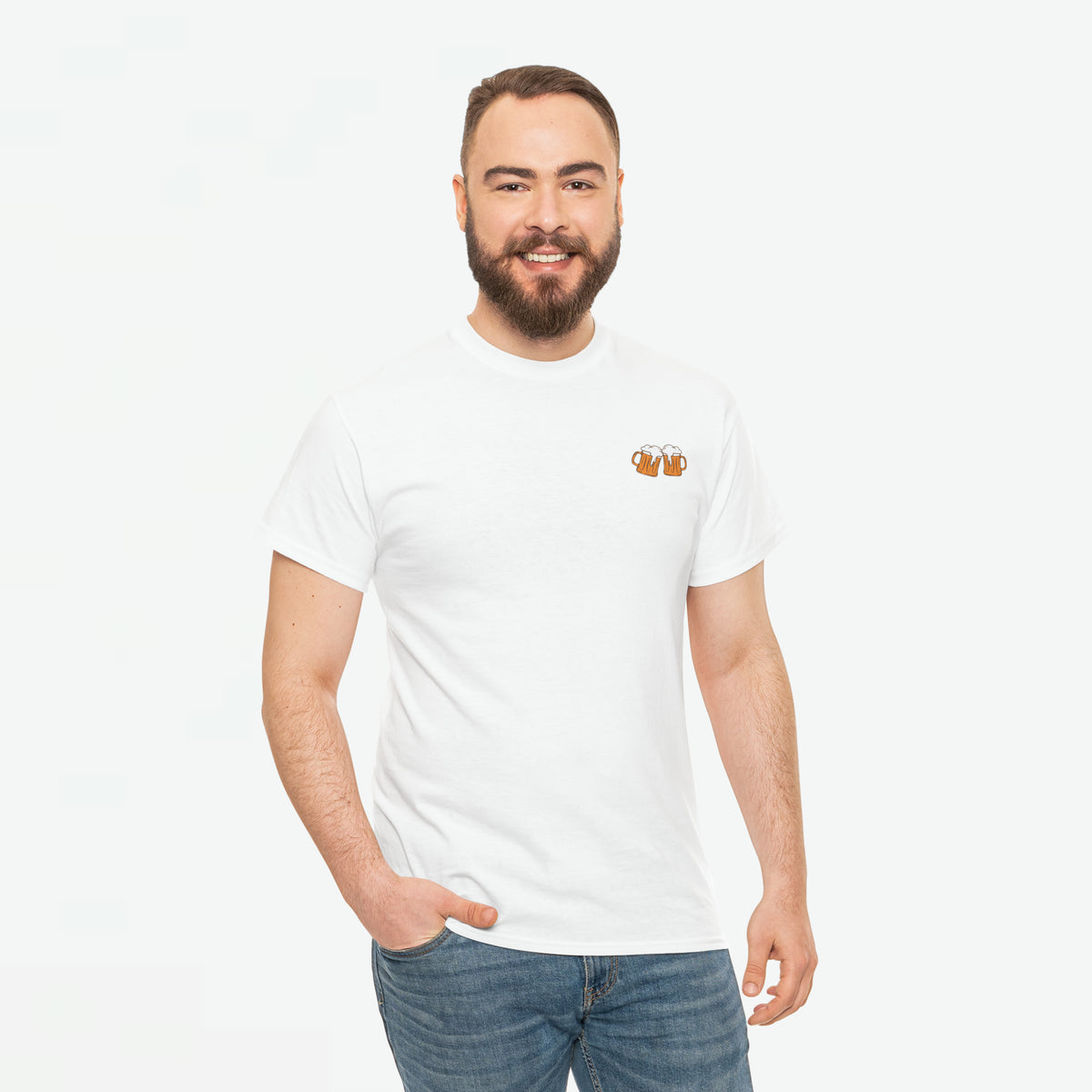 Witte T-shirt met klein borstlogo met biermotief.