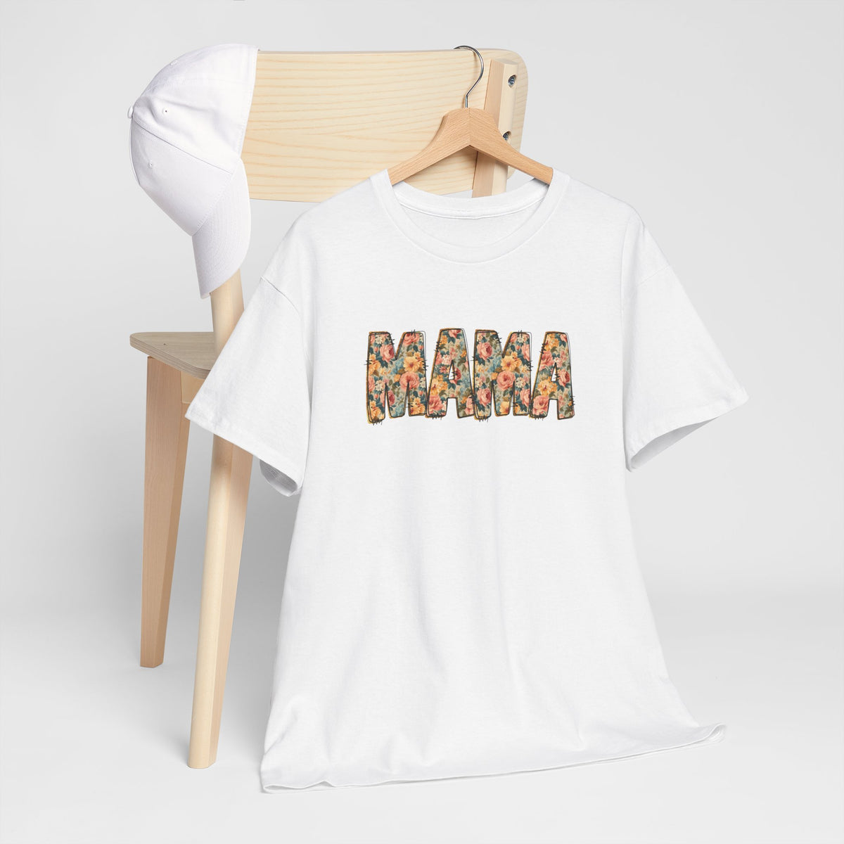 Wit oversized T-shirt met “MAMA” print vooraan op houten standaard