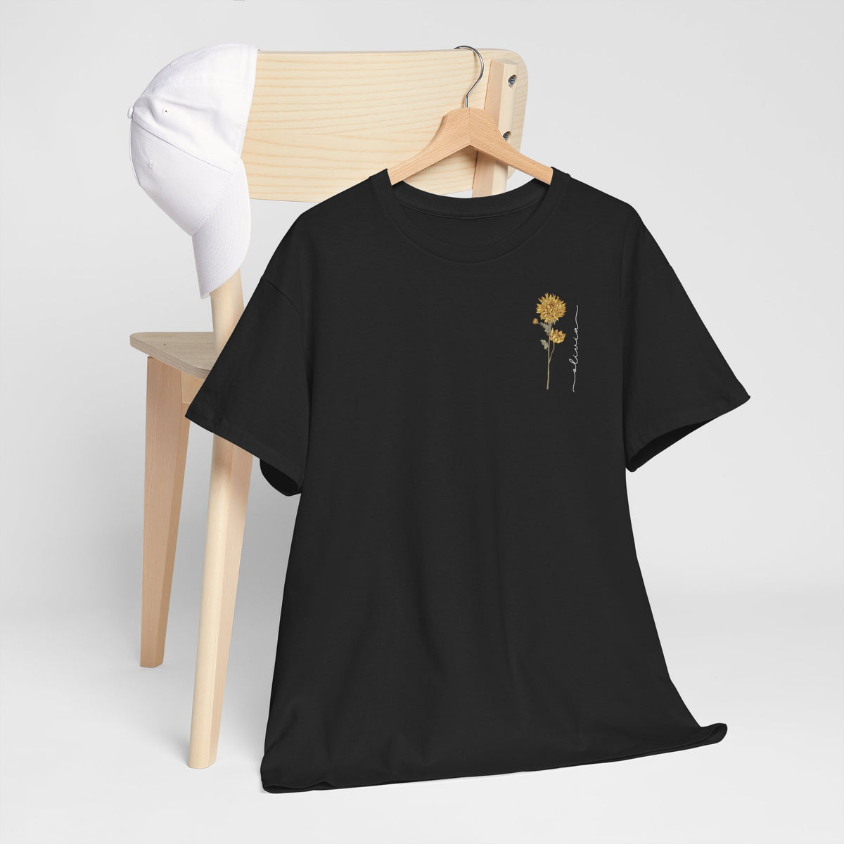 Zwart T-shirt met kleine gele bloemprint op de borst