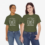 Militairgroen oversized T-shirt met witte opdruk “OVERSTIMULATED Moms Club” op twee modellen